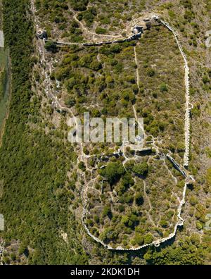 Luftblick auf den Strand Voidokilia Navarino, sichelförmige türkisfarbene Lagune mit Ruine der venezianischen Festung darüber Stockfoto