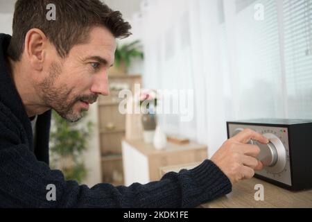 Glücklicher Mann, der Radio hört Stockfoto