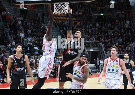 Daniel Hackett (Segafredo Virtus Bologna) während des italienischen Basketballturnierspiels der LBA Segafredo Virtus Bologna gegen. Unahotels Reggio Emilia - Stockfoto