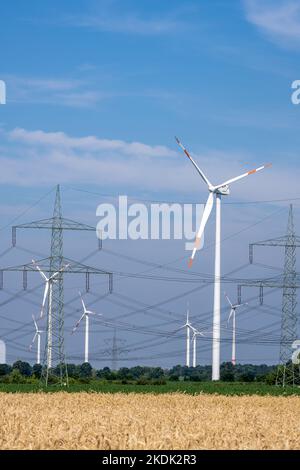 Windturbinen, Stromleitungen und Strommasten in Deutschland Stockfoto
