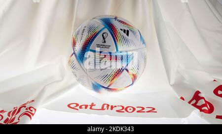 Dulmen, Deutschland. 24.. Mai 2022. firo : 05/24/2022 Fußball, FIFA Fußball-Weltmeisterschaft 2022, WM-Maskottchen Eine fliegende weiße Robe mit dem Namen La'eeb ist das offizielle Maskottchen für die Fußball-WM in Katar in Doha das arabische Wort La'eeb bedeutet so etwas wie ein sehr talentierter Spieler. Mit Adidas 2022 Weltcup-Ball wird 'Al Rihla' offizieller Match Ball Kredit: dpa/Alamy Live News Stockfoto