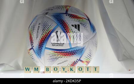 Dulmen, Deutschland. 24.. Mai 2022. firo: 05/24/2022 Fußball, FIFA WM 2022 WM, WM-Maskottchen Adidas 2022 WM-Ball wird 'Al Rihla' offizieller Matchball mit den Scrabble Letters WM-Boykott gegen die Ausbeutung von Arbeitern in Katar Kredit: dpa/Alamy Live News Stockfoto