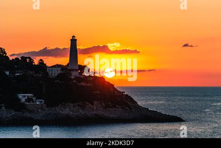 Sonnenaufgang über dem Leuchtturm von Cap-Ferrat, Französische Riviera, Frankreich, Europa Stockfoto