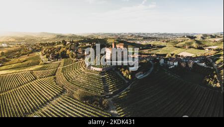 ITALIEN, PIEMONT, LANGHE CONTRYSIDE: Luftaufnahmen der Landschaft der Langhe bei Sonnenuntergang. Am 22. Juni 2014 wurde ein Teil der Langhe für ihre Kulturlandschaften in die UNESCO-Welterbeliste aufgenommen, ein herausragendes Zeugnis für Weinbau- und Weinbautraditionen, die aus einer langen Geschichte stammen und bis heute kontinuierlich verbessert und angepasst wurden. Stockfoto