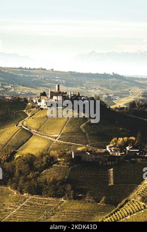 ITALIEN, PIEMONT, LANGHE CONTRYSIDE: Blick auf die Landschaft der Langhe bei Sonnenuntergang. Am 22. Juni 2014 wurde ein Teil der Langhe für ihre Kulturlandschaften in die UNESCO-Welterbeliste aufgenommen, ein herausragendes Zeugnis für Weinbau- und Weinbautraditionen, die aus einer langen Geschichte stammen und bis heute kontinuierlich verbessert und angepasst wurden. Stockfoto