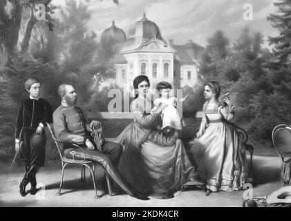 KAISERIN ELISABETH VON ÖSTERREICH (1837-1898) mit ihrem Ehemann König Franz Joseph und ihren Kindern auf Schloss Gödöllö im Jahr 1856. Die Kinder von links: Rudolf, Marie und Gisela. Stockfoto