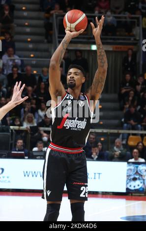 Jordan Mickey (Segafredo Virtus Bologna) während des italienischen Basketballturnierspiels der LBA Segafredo Virtus Bologna gegen. UNAHOTELS Reggio Emilia - B Stockfoto