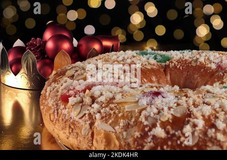 Köstlicher spanischer süßer Roscon de reyes (Epiphany-Kuchen) mit weihnachtsschmuck Stockfoto