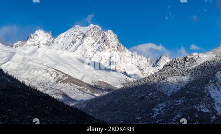 Mont Pelvoux Gebirge mit Gletschern im Ecrins Nationalpark im Winter. Oisans-Massiv in Hautes-Alpes (Alpen) Frankreich Stockfoto