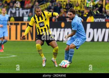 Donyell MALEN (links, DO) gegen Konstantinos STAFYLIDIS (BO), Action, Duelle, Fußball 1. Bundesliga, 13. Spieltag, Borussia Dortmund (DO) - VfL Bochum (BO) 3: 0, am 5.. November 2022 in Dortmund. Stockfoto