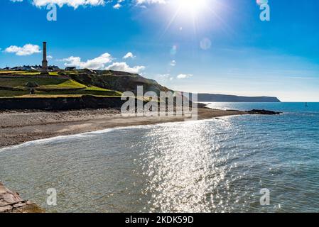 Candlestick Chimney und Saltom Bay, Whitehaven mit St. Bees Head in der Ferne, Cumbria, Großbritannien Stockfoto