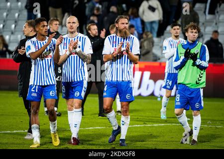 Odense, Dänemark. 06.. November 2022. Die Spieler von ob danken den Fans nach dem Superliga-Spiel 3F zwischen Odense Boldklub und Broendby IF im Nature Energy Park in Odense. (Foto: Gonzales Photo/Alamy Live News Stockfoto