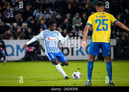 Odense, Dänemark. 06.. November 2022. Alasana Manneh (5) von ob, gesehen während des Superliga-Spiels 3F zwischen Odense Boldklub und Broendby IF im Nature Energy Park in Odense. (Foto: Gonzales Photo/Alamy Live News Stockfoto