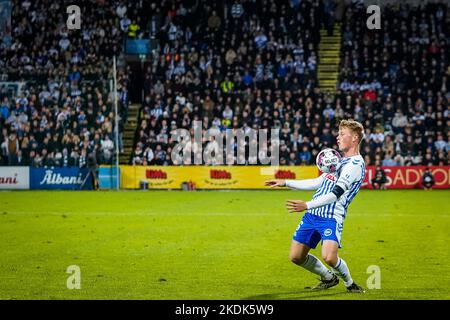 Odense, Dänemark. 06.. November 2022. Jeppe Tverskov (6) von ob, gesehen während des Superliga-Spiels 3F zwischen Odense Boldklub und Broendby IF im Nature Energy Park in Odense. (Foto: Gonzales Photo/Alamy Live News Stockfoto