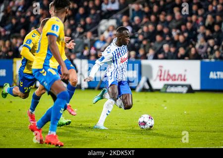 Odense, Dänemark. 06.. November 2022. Yankuba Minteh (30) von ob, gesehen während des Superliga-Spiels 3F zwischen Odense Boldklub und Broendby IF im Nature Energy Park in Odense. (Foto: Gonzales Photo/Alamy Live News Stockfoto