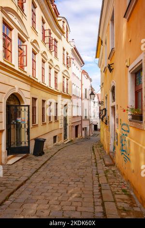 bratislava, slowakei - 16. okt 2019: Kopfsteinpflasterstraßen der slowakischen Hauptstadt. Unruhige Schritte im Stadtzentrum. Schöne Architektur auf einem sonnigen Tag Stockfoto