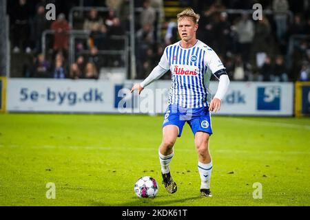 Odense, Dänemark. 06.. November 2022. Jeppe Tverskov (6) von ob, gesehen während des Superliga-Spiels 3F zwischen Odense Boldklub und Broendby IF im Nature Energy Park in Odense. (Foto: Gonzales Photo/Alamy Live News Stockfoto