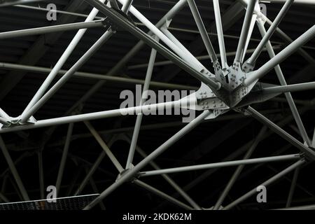 Element der industriellen Architektur, ein Fragment der Gitterstruktur des Gewölbes Stockfoto