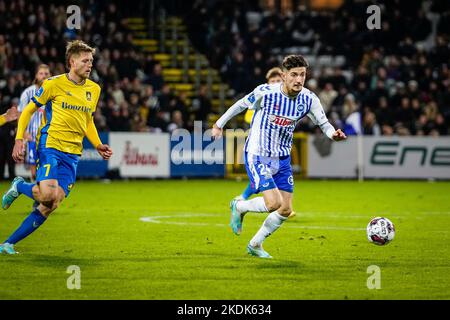 Odense, Dänemark. 06.. November 2022. Armin Gigovic (24) von ob beim Superliga-Spiel 3F zwischen Odense Boldklub und Broendby IF im Nature Energy Park in Odense. (Foto: Gonzales Photo/Alamy Live News Stockfoto