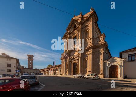 Carmagnola, Turin, Italien - 05. November 2022: kirche des Oratoriums von San Filippo (18.. Jahrhundert) im Barockstil auf dem Alessandro Manzoni Platz Stockfoto