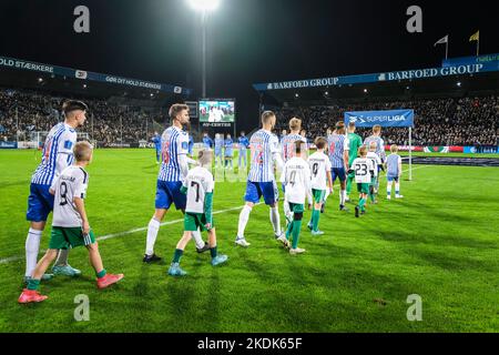 Odense, Dänemark. 06.. November 2022. Die Spieler von ob nehmen am Superliga-Spiel 3F zwischen Odense Boldklub und Broendby IF im Nature Energy Park in Odense Teil. (Foto: Gonzales Photo/Alamy Live News Stockfoto