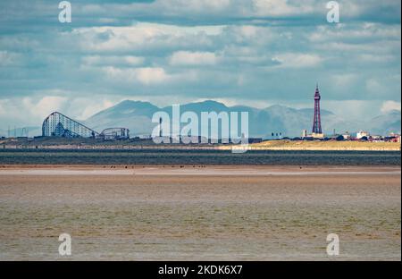 Ein Blick auf Blackpool von Southport mit den Lake District Fells, Lancashire, Großbritannien Stockfoto