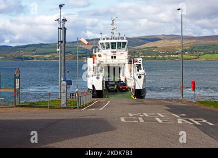 Eine kaledonische MacBrayne-Fähre von Lochaline dockte mit Fahrzeugen an, die sich auf die Ausschiffung in Fishnish, Isle of Mull, Argyll und Bute, Schottland, vorbereiten. Stockfoto