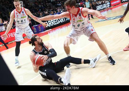 Tornike Shengelia (Segafredo Virtus Bologna) wurde von Nathan Reuvers (Unahotels Reggio Emilia) während des italienischen Basketballturniers der LBA vereitelt Stockfoto