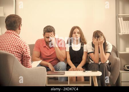 Psychologe geben Familientherapie für Papa Mutter und Tochter Mädchen, Berater Stockfoto