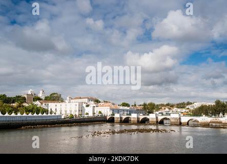 Blick auf Tavira und den Fluss Gilao, Algarve, Portugal Stockfoto