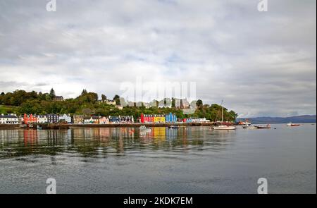 Ein Blick über den Hafen mit Reflexionen auf die hell gestrichenen Gebäude des Burgh von Tobernory, Isle of Mull, Argyll und Bute, Schottland. Stockfoto