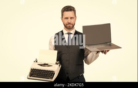 ceo vergleicht alte und moderne Technologie. Chef isoliert auf weiß. Geschäftsmann halten vintage Schreibmaschine Stockfoto