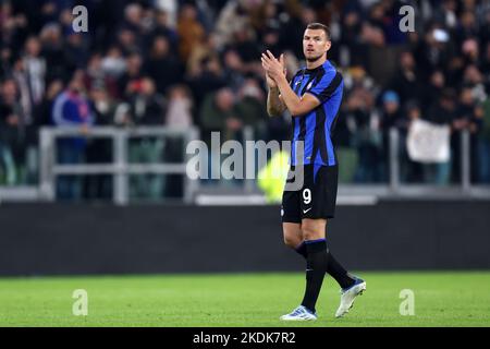 Turin, Italien. 06.. November 2022. Edin Dzeko vom FC Internazionale gesteht während des Fußballspiels der Serie A zwischen Juventus FC und FC Internazionale am 6. November 2022 in Turin, Italien. Quelle: Marco Canoniero/Alamy Live News Stockfoto