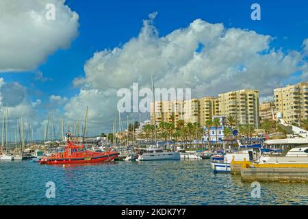 Der Yachthafen und Hafen von Estapona an der Costa del Sol in der Provinz Malaga, Spanien. Stockfoto