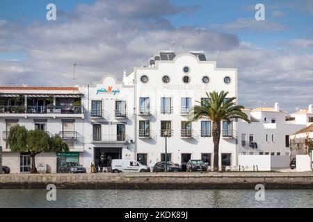 Blick auf den Fluss Gilao mit weiß getünchten Gebäuden, Tavira, Algarve, Portugal Stockfoto