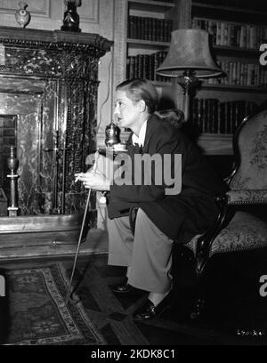 BETTE DAVIS am Set offen während der Pause bei den Dreharbeiten zum WINTERTREFFEN 1948 Regisseur BRETAIGNE gewinnt Roman Ethel Vance Musik Max Steiner Produzent Henry Blanke Warner Bros. Stockfoto