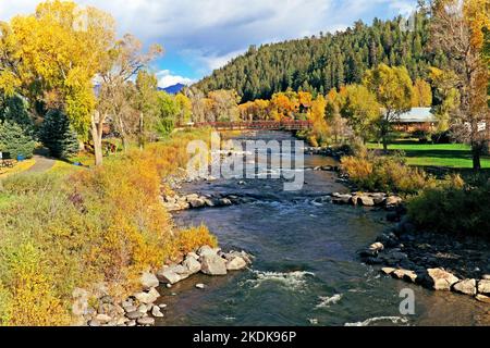 Der San Juan River fließt am 11. Oktober durch die Falllandschaft in der San Juan Mountain Stadt Pagosa Springs, Colorado, USA. 2022. Stockfoto