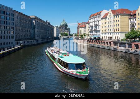 Berlin, Deutschland - 23. Juni 2022: Berliner Dom auf der berühmten Museumsinsel mit Ausflugsboot auf der Spree Stockfoto