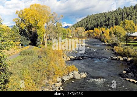 Der San Juan River fließt am 11. Oktober durch die Falllandschaft in der San Juan Mountain Stadt Pagosa Springs, Colorado, USA. 2022. Stockfoto