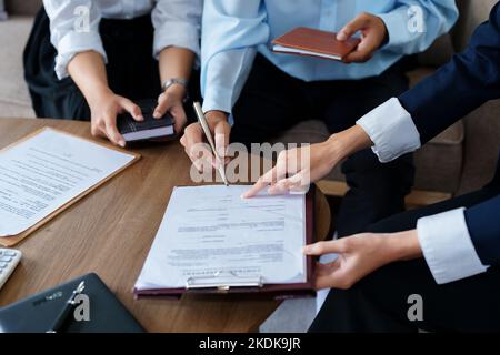 Paare unterzeichnen wichtige Dokumente mit Versicherungsagenten Stockfoto