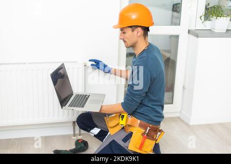 Installation Und Reparatur Der Heizung Im Haus. Wärmepumpendienste Stockfoto