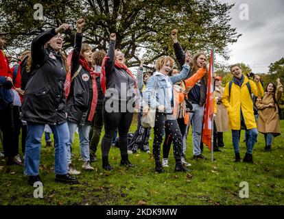 Den Haag, Niederlande. 07.. November 2022. 2022-11-07 14:10:57 DEN HAAG - Studenten der Jugendgewerkschaft FNV Young & United und der Nationalen Studentengewerkschaft LSVb kämpfen gegen die angekündigte Zinserhöhung für Studentendarlehen. Das Bildungsministerium hat angekündigt, dass die Zinsen für Studiendarlehen ab 2023 steigen werden. ANP SEM VAN DER WAL netherlands Out - belgium Out Credit: ANP/Alamy Live News Stockfoto