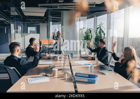 Vielbeschäftigte multiethnische Mitarbeiter, die bei Büromeeting zusammenarbeiten und zusammenarbeiten, Teamwork-Konzept Stockfoto