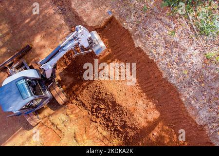 Auf dieser Baustelle Raupenbagger Eimer graben Boden Erdarbeiten während des Bauprozesses Stockfoto