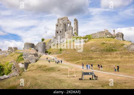 DORSET, Großbritannien - 06. Juli 2022. Touristen, die im Sommer die Ruinen von Corfe Castle besuchen, Dorset, Großbritannien Stockfoto