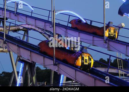 Die Kutschen auf einer Fun Fair Log Flume After Dark. Stockfoto