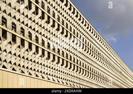 Fassade des Kaufhofs der Galerie Karstadt in Magdeburg. Stockfoto