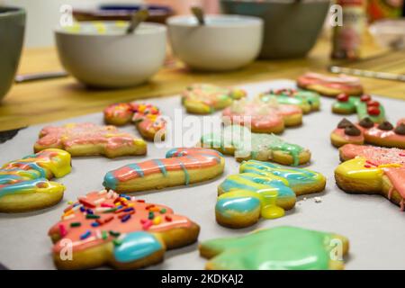 Dekorierte Weihnachtsplätzchen auf dem Tisch mit selektivem Fokus Stockfoto