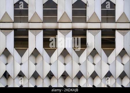 Fassade des Kaufhofs der Galerie Karstadt in Magdeburg. Stockfoto