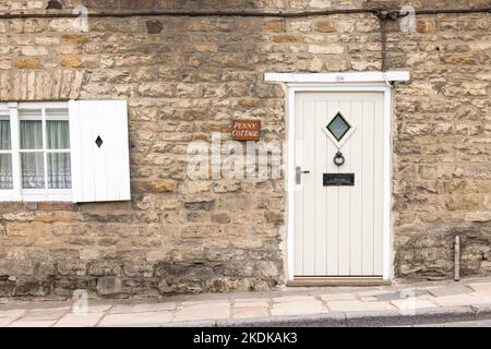 DORSET, Großbritannien - 06. Juli 2022. Eingangstür zu einem kleinen Steinhaus in Dorset Village, Großbritannien Stockfoto